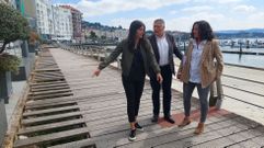 La concejala de Urbanismo, Flavia Besada; el alcalde de Sanxenxo, Telmo Mart�n; y la presidenta de Portos, Susana Lenguas; en el Paseo dos Barcos en Sanxenxo