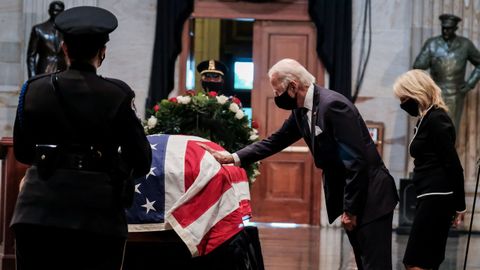 Biden y su esposa rinden homenaje al f�retro de John Lewis en el Capitolio, en Washington