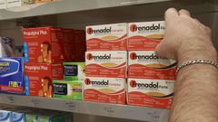 Foto de archivo de la dispensaci�n de antigripales en una farmacia.
