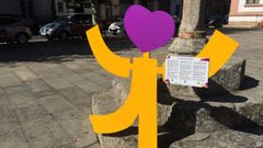 En la plaza de San Antonio se instaló una figura con un letrero en varios idiomas para informar sobre la campaña a los peregrinos