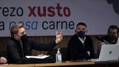 Santiago Rego, en el centro, acompa�ado de Francisco Rivas, a la izquierda, y de Christian Fontal, a la derecha durante una asamblea celebrada en Lugo hace unos meses