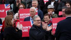 Starmer aplaude al diputado del Partido Laborista que se hizo con el escao de Blackpool South, Chris Webb.