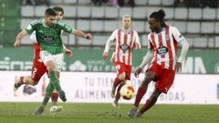 �lex Balboa trata de interceptar un pase de Pascu en el derbi entre Racing y Lugo en A Malata.