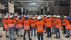 Obramat. El equipo inicial del almac�n est� ya conformado. Despu�s de un proceso de selecci�n que comenz� el pasado mes de abril, se han seleccionado 80 perfiles con experiencia en el �mbito de la construcci�n y la reforma, explican desde la cadena. La plantilla ya ha conocido las nuevas instalaciones, que se convertir�n en el cuarto almac�n de la firma en Galicia.