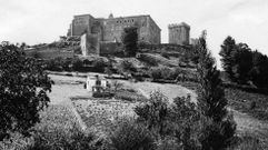 Foto antigua de las bodegas y la ladera en la que se levant en su da la via