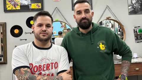 Héctor y Roberto, de Roberto Agra Barbería, han decidido cobrar la mitad del servicio si el cliente no se presenta o no anula con al menos una hora de antelación