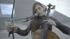 A violonchelista viguesa Margarida Mari�o, en plena interpretaci�n