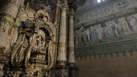 Otra vista de un mural de Lesmes Lpez junto al retablo mayor de la iglesia