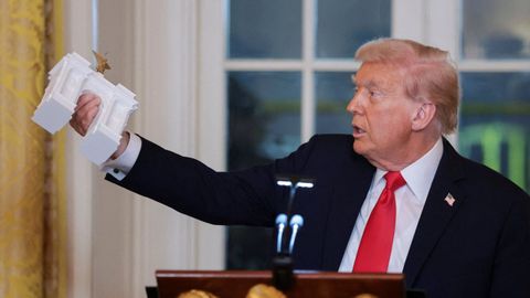La semana pasada mostr a sus invitadosun modelo a escala del Arco de Trump, que sera ubicado al final del puente Memorial.