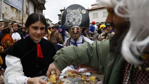 Estrea do peliqueiro no entroido de Laza e reparto de bica na Picota.