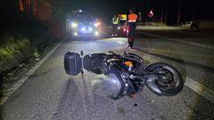La motocicleta qued� tendida sobre la calzada tras el accidente ocurrido en la PO-344.