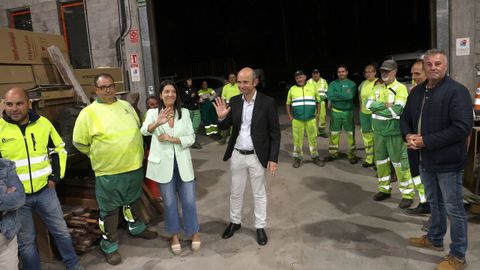 La flamante alcaldesa, acompaada de varios miembros del nuevo gobierno, acudi a las ocho de la maana a la nave de Obras para saludar a los trabajadores y conocer las principales necesidades del servicio.