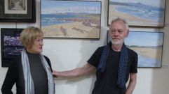 Mati Carballo y Luis Fuente junto a�algunos de los cuadros que integran la exposici�n