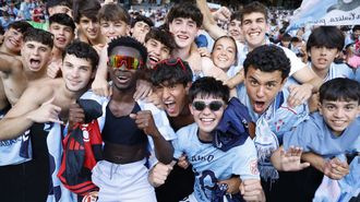 Somuah y Anxo, celebrando el ascenso del Celta Fortuna con los aficionados; la comuni�n fue absoluta.