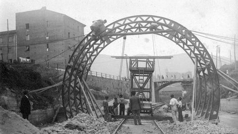 Obras de cubierta de la va de Renfe en Oviedo, bajo lo que hoy sera la avenida del Real Oviedo (o plaza de Teijeiro), en una foto de los aos 40. A la izquierda se aprecia la llamada Casa de los Tiros, un punto estratgico durante la Guerra Civil que an sigue en pie