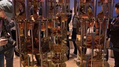 Modelo de suspensi&oacute;n de un chip cu&aacute;ntico del ordenador IBM Quantum System Two, mostrado en el Mobile World Congress 2026.