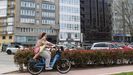 Una ciclista pasa delante del edificio que acoger� la futura residencia de San Rosendo (en el centro, con galer�as), descubierto tras su reforma integral
