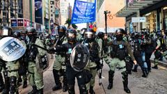 La policia obliga a retroceder a una protesta este lunes en el centro de Hong Kong