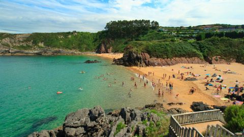 Playa de Carranques, ubicada en el antiguo complejo vacacional de Perlora
