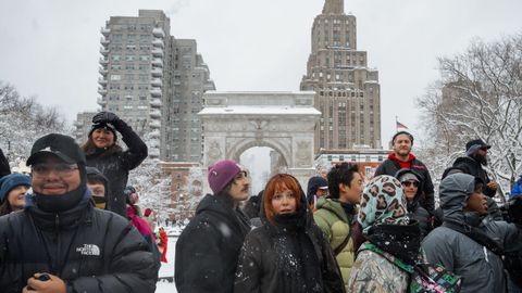 Washington Square Park, epicentro de la zona universitaria de Nueva York, acogi� una divertida batalla de bolas de nueve