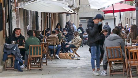 Terrazas llenas en la zona vieja de Pontevedra