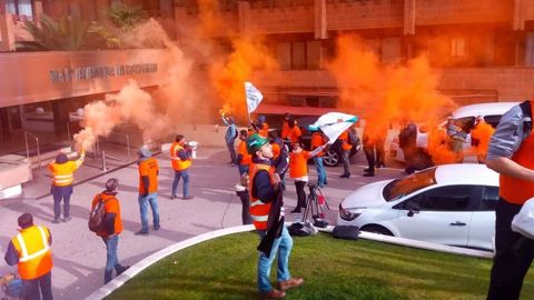 Trabajadores de A Coru�a se desplazaron a Madrid para protestar a las puertas del hotel donde se negocia