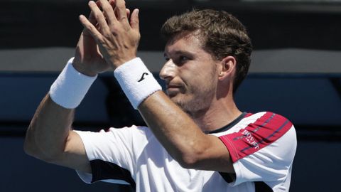 Carreño aplaude tras la retirada de Gilles Simon en el Abierto de Australia