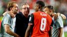 Ralf Rangnick conversa con Alaba en el partido contra Argelia.
