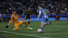 El portero del Zaragoza, Andrada, sale al paso del deportivista Luismi Cruz en el D�por-Zaragoza de hace un mes en A Coru�a