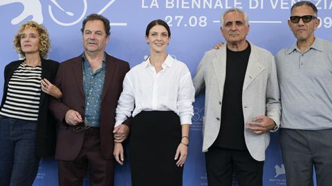 De izquierda a derecha: los intérpretes Valeria Golino, Diego Ribon, Barbara Ronchi, el director Leonardo Di Costanzo y el actor Roschdy Zem.