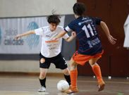 Bea intenta sacudirse el f�rreo marcaje de sus adversarias que fren� a la escuadra ourensana. 