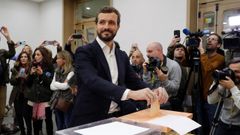 Casado vot� a las 10.00 en el Colegio Nuestra Se�ora del Pilar, en Madrid