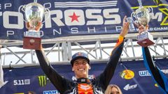 Jorge Prado, con el trofeo de campe�n del Gran Premio de Ironman