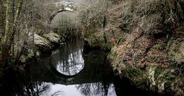 El puente, de un solo ojo, est� construido con sillares de granito o berroque�a.