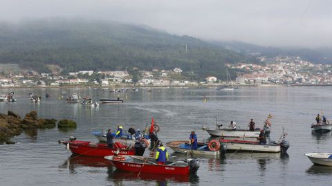 Barcos marisqueros en la ra de Pontevedra, en una foto de archivo