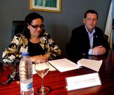 Mar�a Dolores Faraldo, con Traba, ayer en Fisterra.