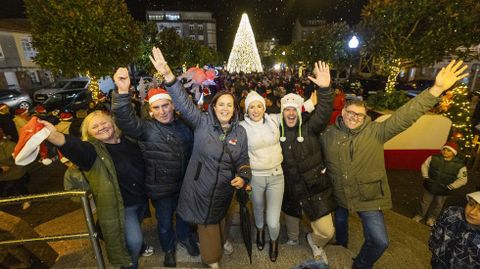 El gobienro local de Camari�as, tras el encendido de la Navidad