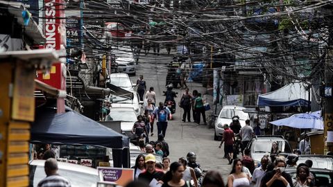 Grupos de personas caminan por la favela de Rocinha, en Ro, donde las personas mayores se resisten a aceptar la invitacin del alcalde a confinarse en hoteles con gastos pagados