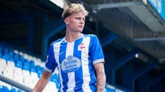 Jonathan Asp Jensen posa en Abanca Riazor con la el�stica del Deportivo.