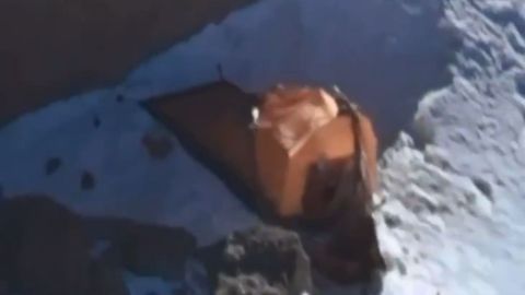 Fotograma del vídeo que muestra a la alpinista Natalia Nagovistyna saludando a la cámara del dron