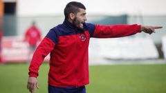 El t�cnico ourensanista dirige un partido desde la banda