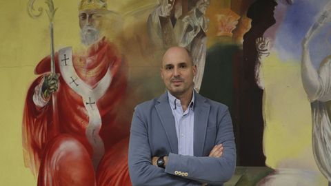 O bilogo molecular Jos Tubo no hall de entrada do IES Arcebispo Xelmrez II de Santiago.