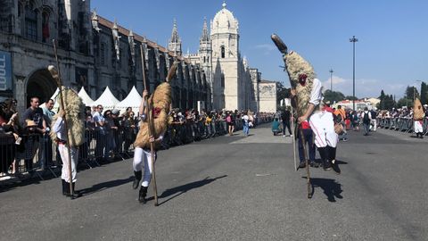 Los sidros pegan su caracter�stico salto delante del Monasterio de los Jer�nimos, durante el desfile de la M�scara Ib�rica