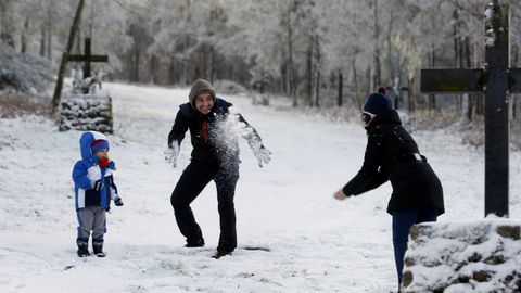 Una familia de Silleda jugando con la nieve ayer tarde en las cercan�as del santuario de O Faro, en Chantada 