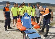 El alcalde con los socorristas, ayer en Balar�s. 