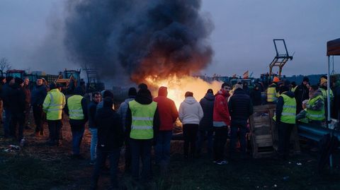 Amanece en la A-52, donde cerca de un centenar de manifestantes han pasado la noche.