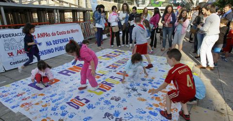 Los nios firmaron con sus manos la pancarta de la federacin de ANPA. 