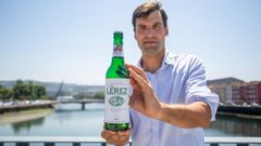 Carlos Font�n, con la nueva botella de agua con gas de Aguas de L�rez