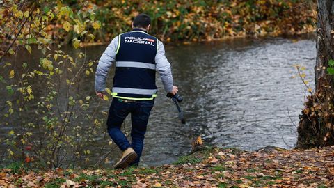 Un agente de la Polica Cientfica, en el lugar del ro Arlanzn donde se encontr el cuerpo sin vida del beb.