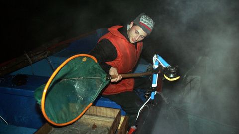 Imagen de archivo de un pescador de angula